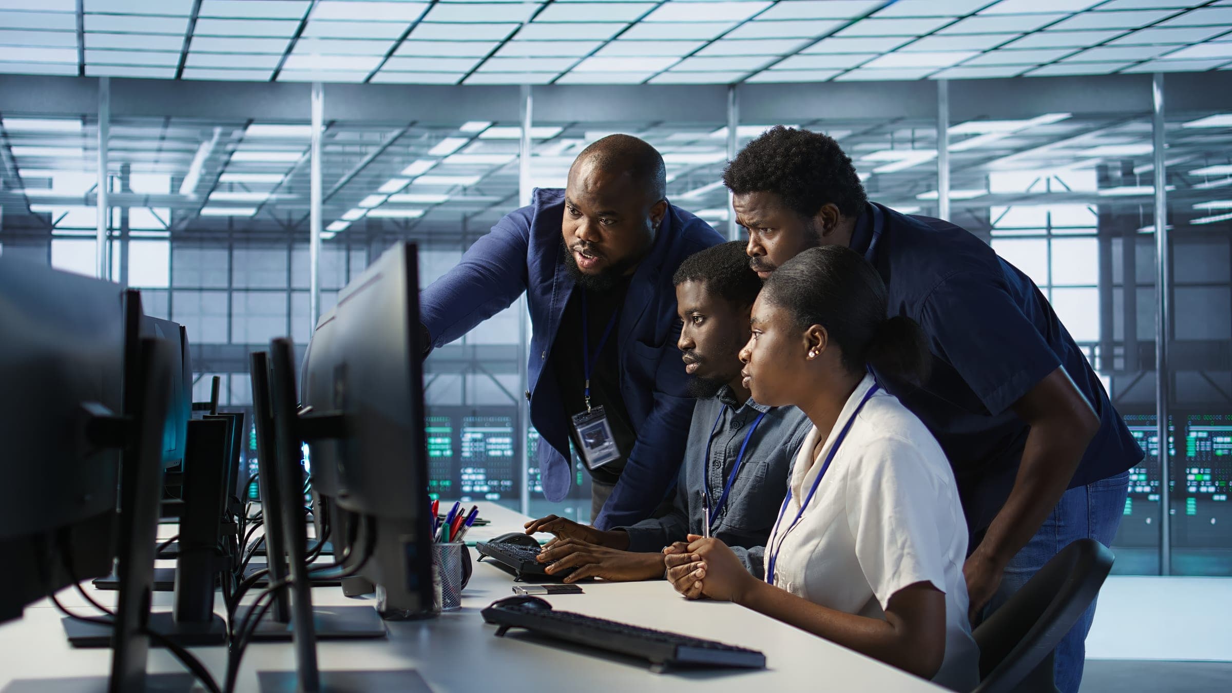 Ingénieur MOTECH devant un mur de supervision temps réel
